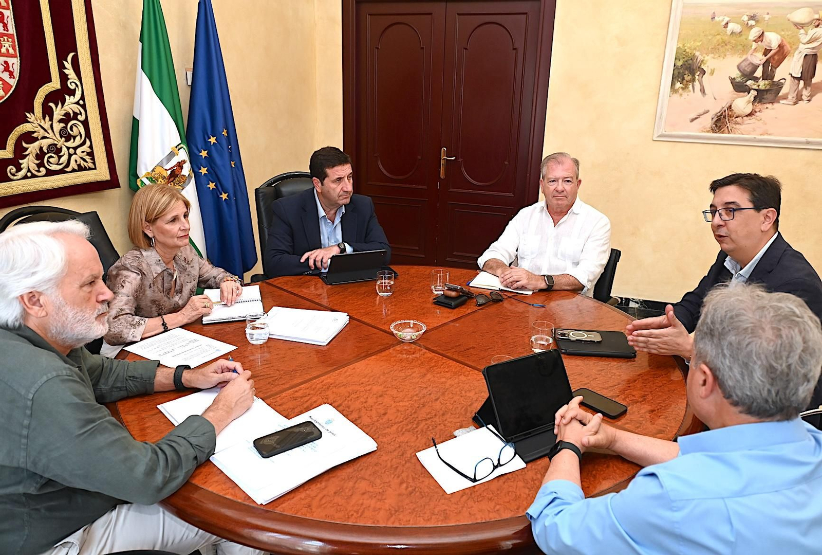 Un instante de la reunión entre el gobierno municipal y la consultoría contratada. Un instante de la reunión entre el gobierno municipal y la consultoría contratada.