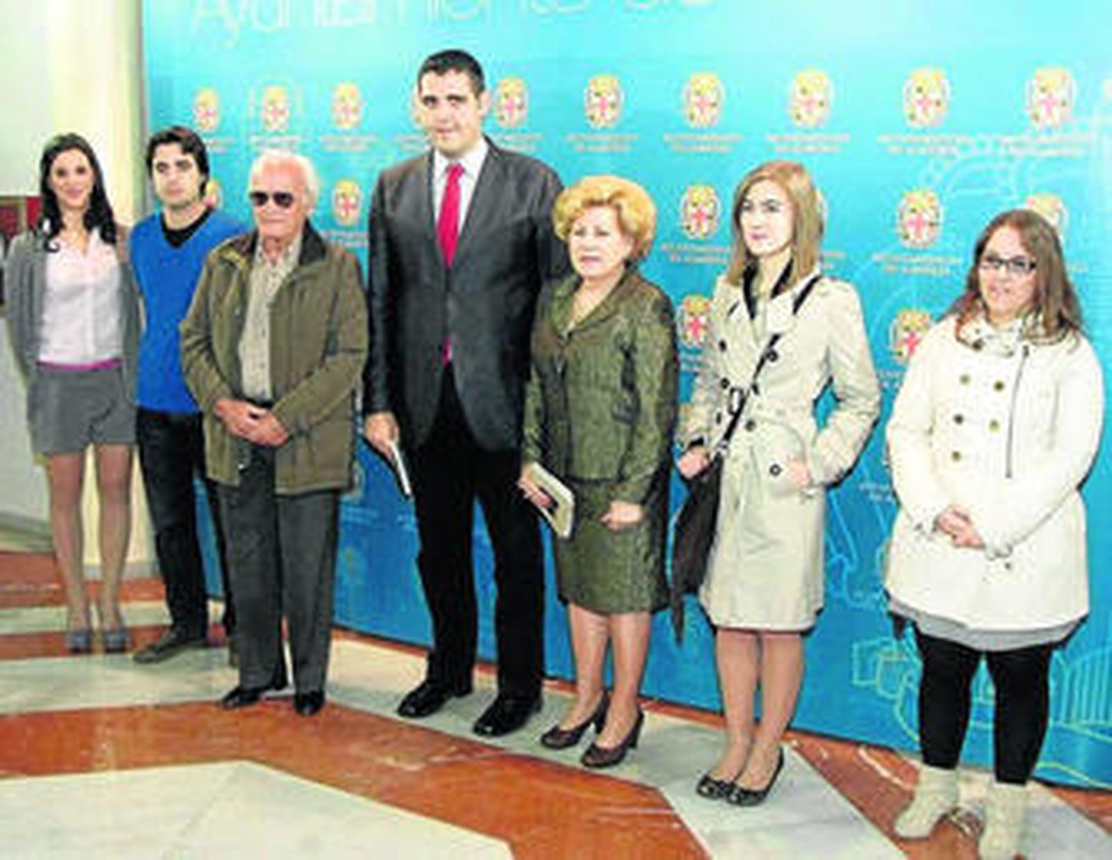 El concejal Juan José Alonso con Luz María Segovia, Enrique Ibáñez y los ganadores.