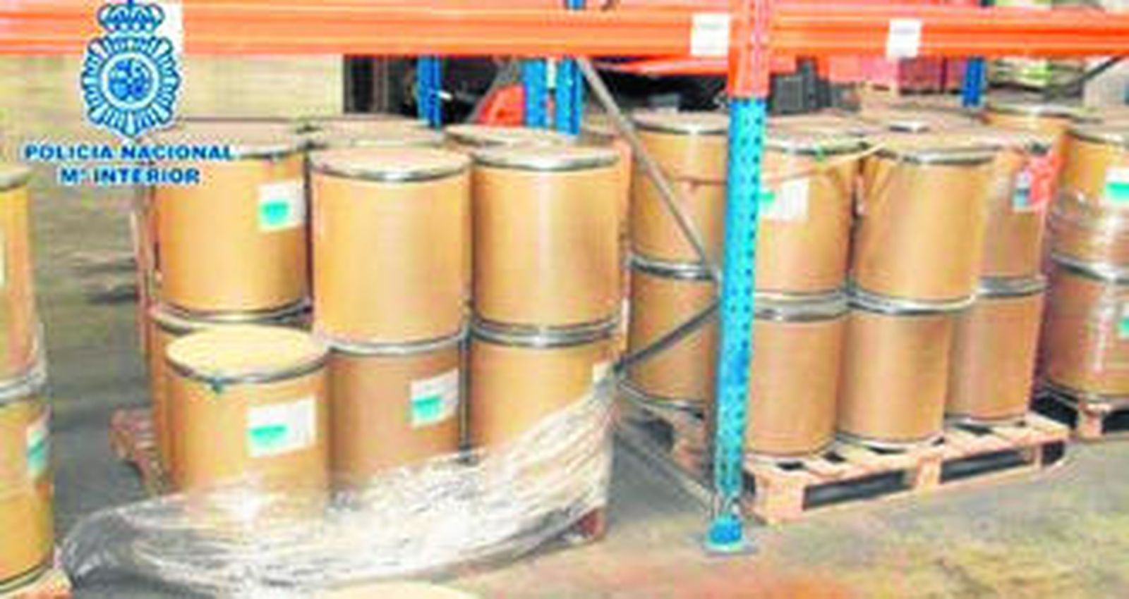 Bidones en los que se escondía la efedrina intervenida.
