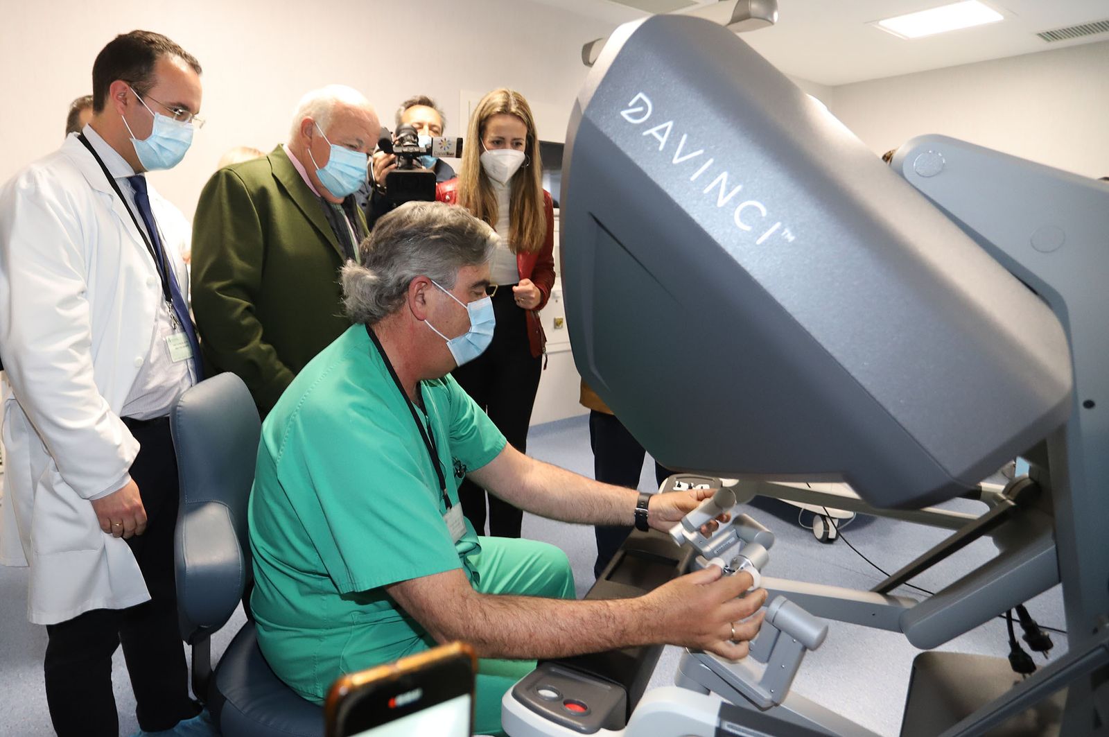 El consejero de Salud Jesús Aguirre visita las nuevas instalaciones del Hospital Juan Ramón Jiménez, en imágenes