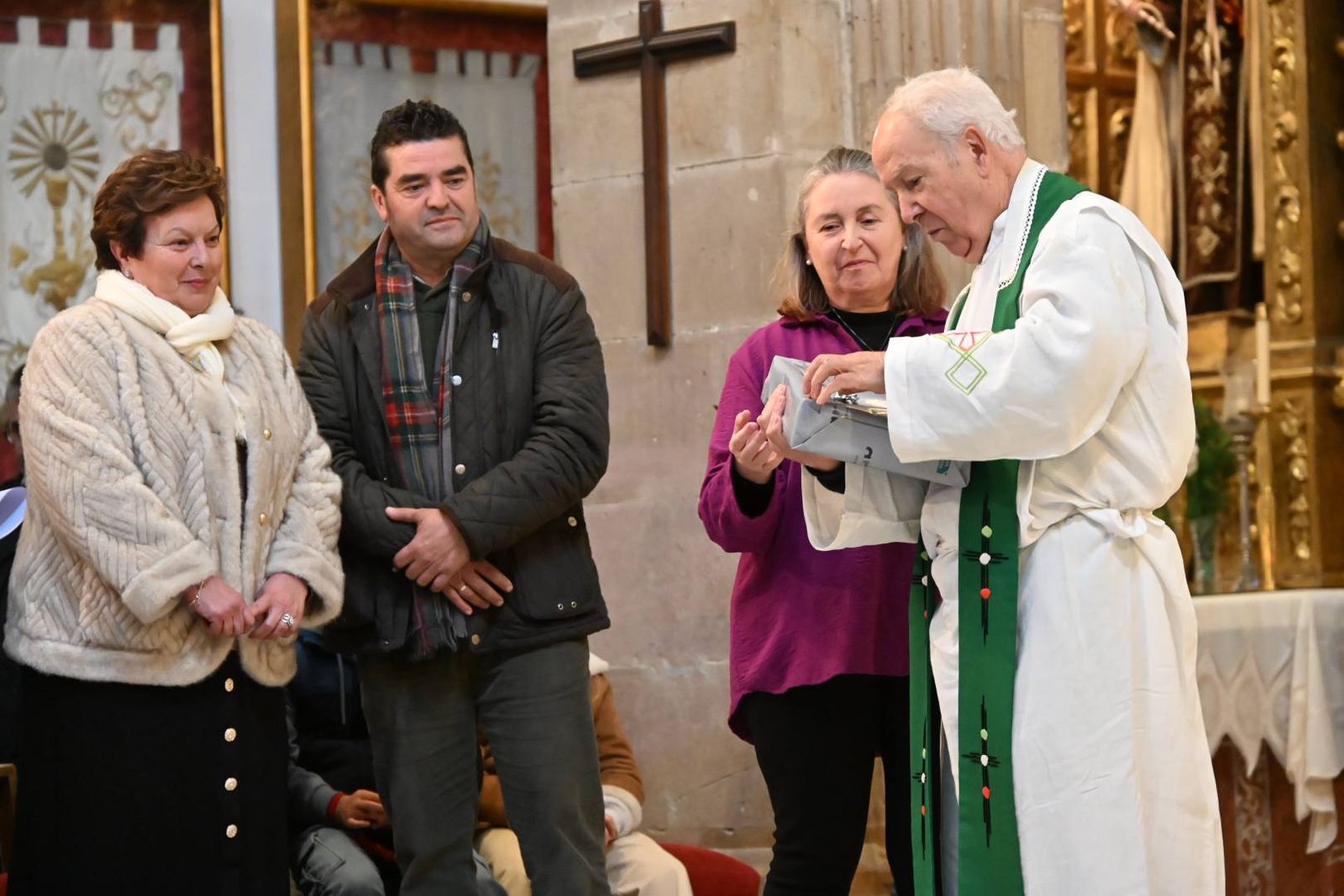 Las imágenes del homenaje de Villa del Río a su párroco emérito, Manuel Tirado Fernández