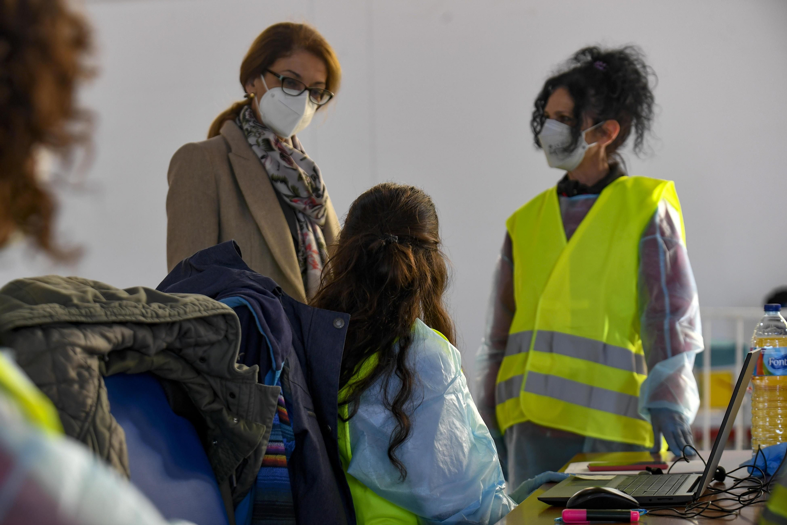 Fotos: así ha sido el inicio de la vacunación masiva del personal educativo de Granada