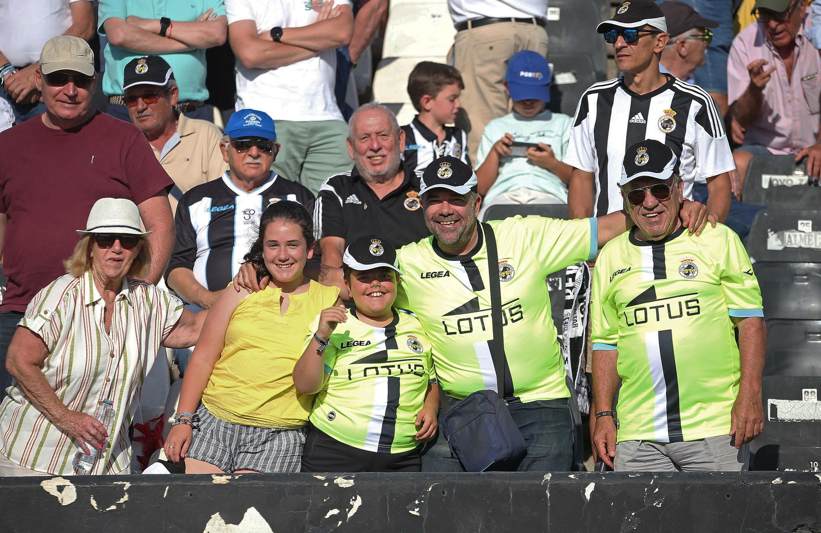 Fotos de la afición durante el Balona - Córdoba en el estadio municipal de La Línea