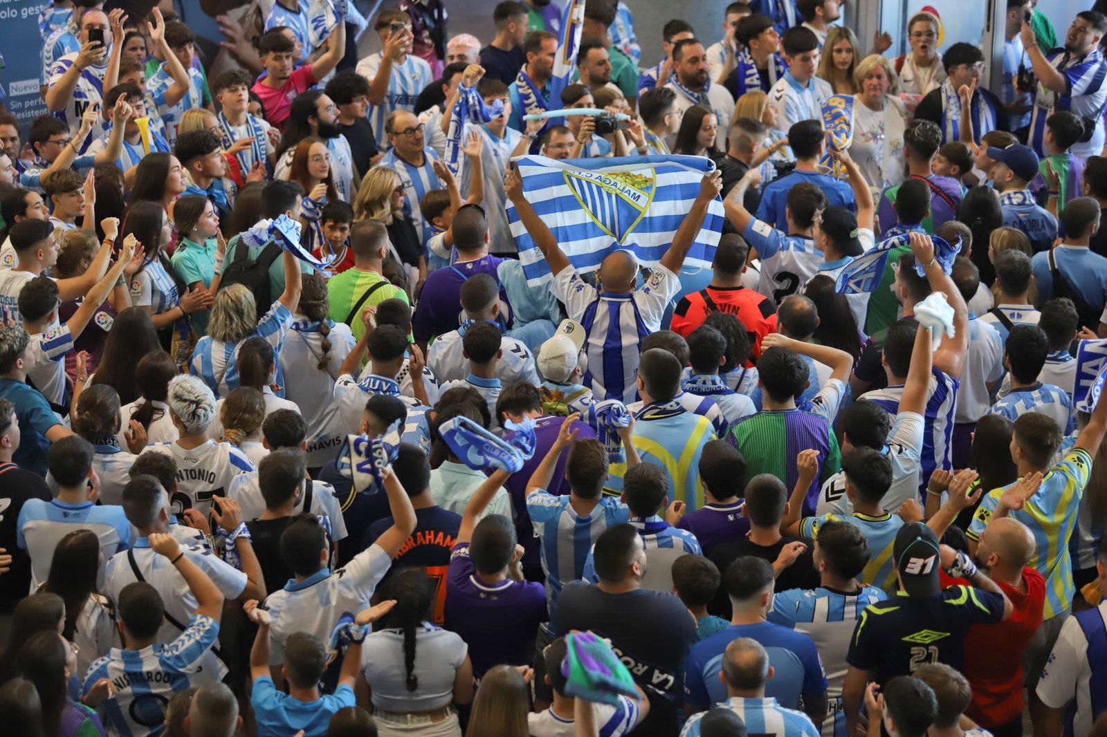El espectacular preámbulo en el aeropuerto con la afición