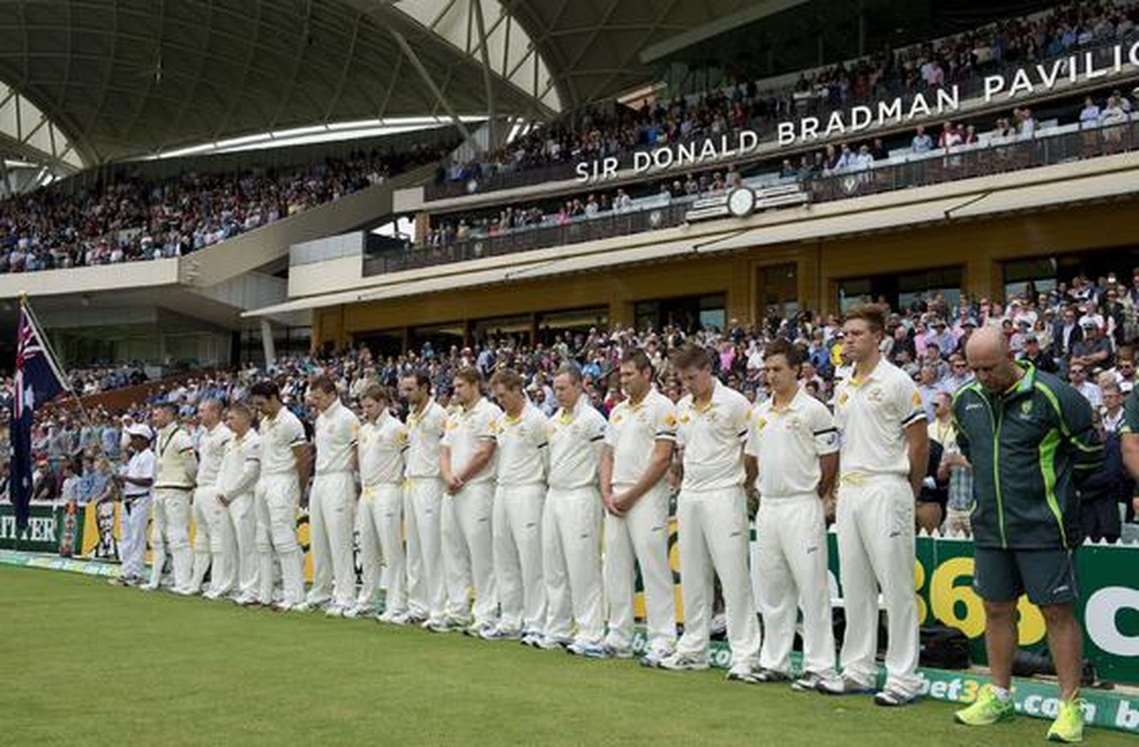 Minuto de silencio en un partido en Australia.

Foto: EFE