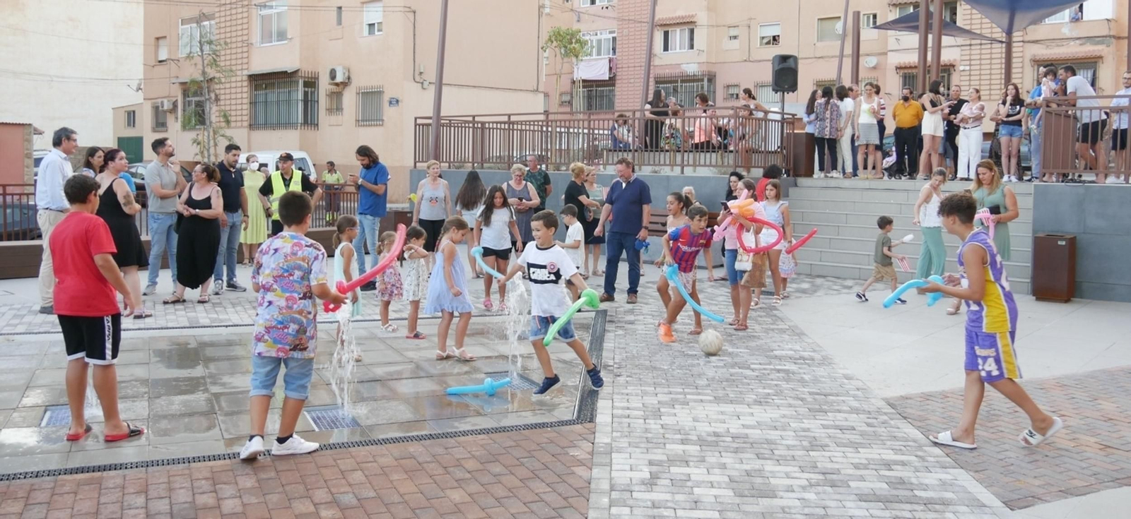 Niños jugando en la inauguración de la plaza Virgen del Carmen