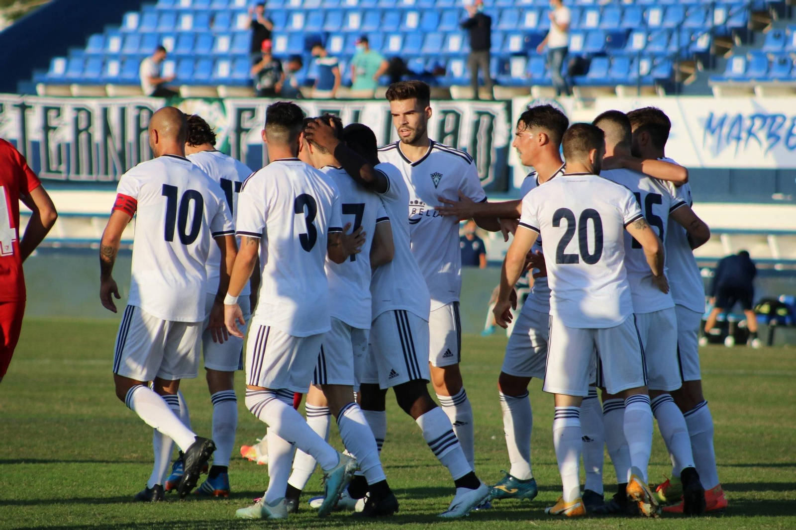 Los jugadores del Marbella, en su último amistoso de la pretemporada.