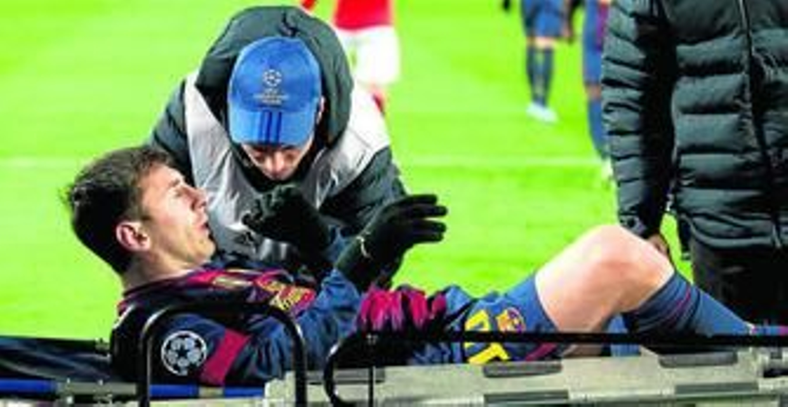 Messi se retira en camilla en el partido ante el Benfica. Todo quedó en un gran susto. Messi se retira en camilla en el partido ante el Benfica. Todo quedó en un gran susto.