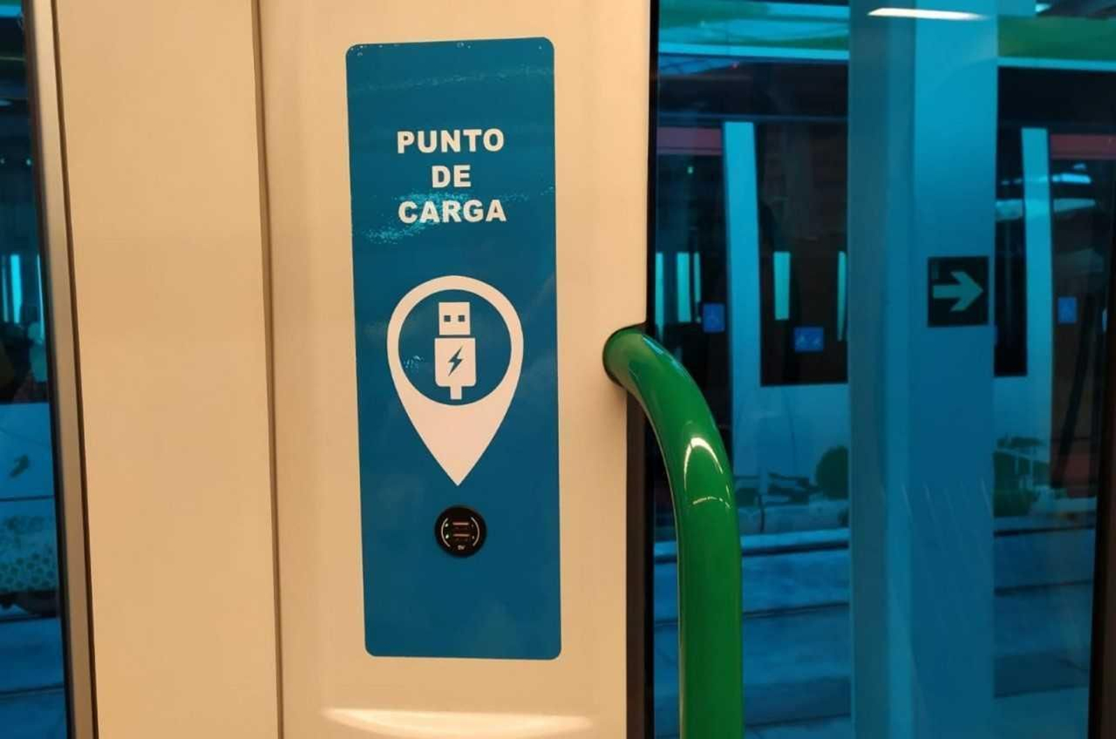Cargadores para no quedarse sin batería en el Metro de Granada
