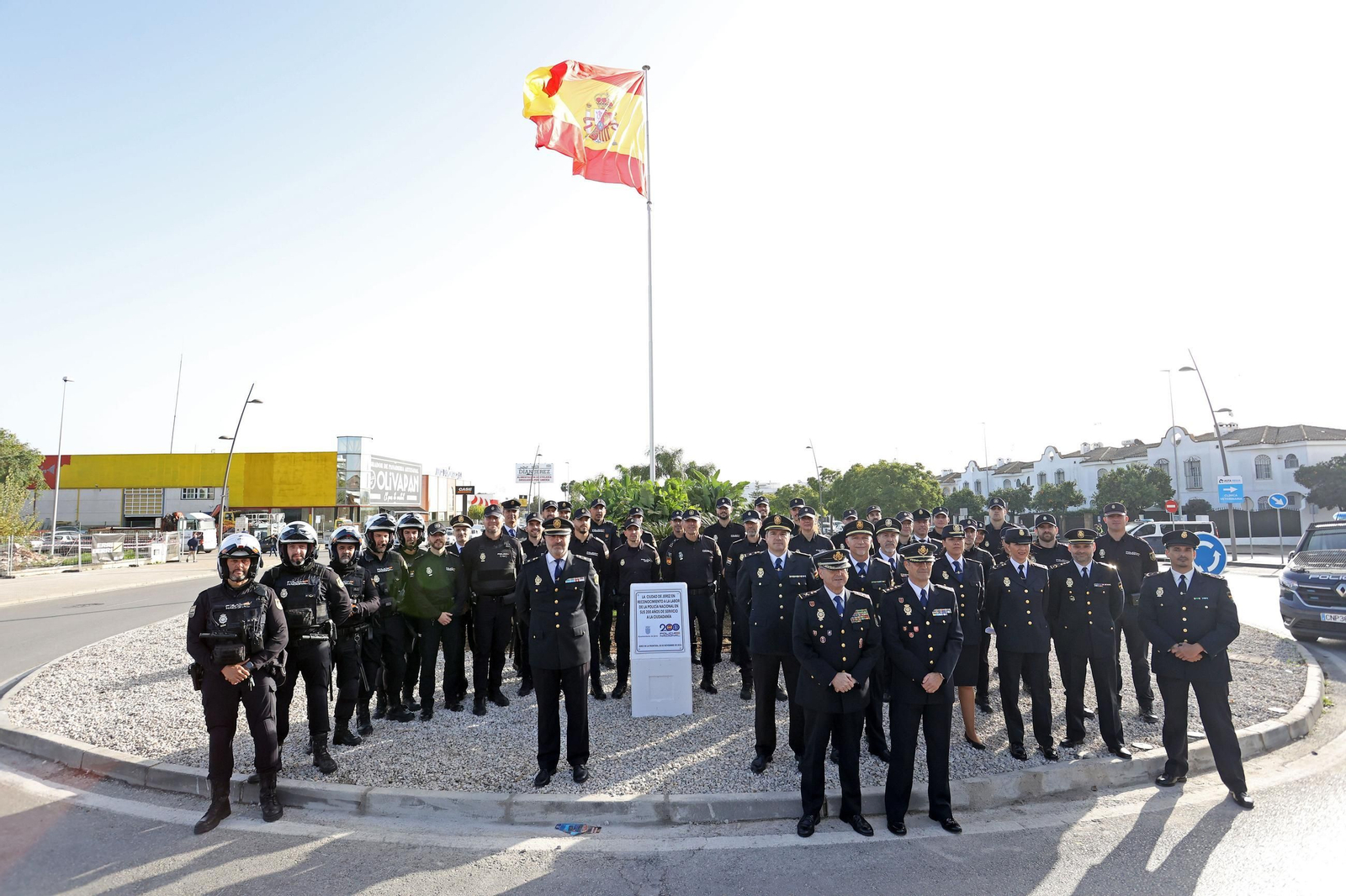 Imágenes de la inauguración de la rotonda de la Policía Nacional en Jerez
