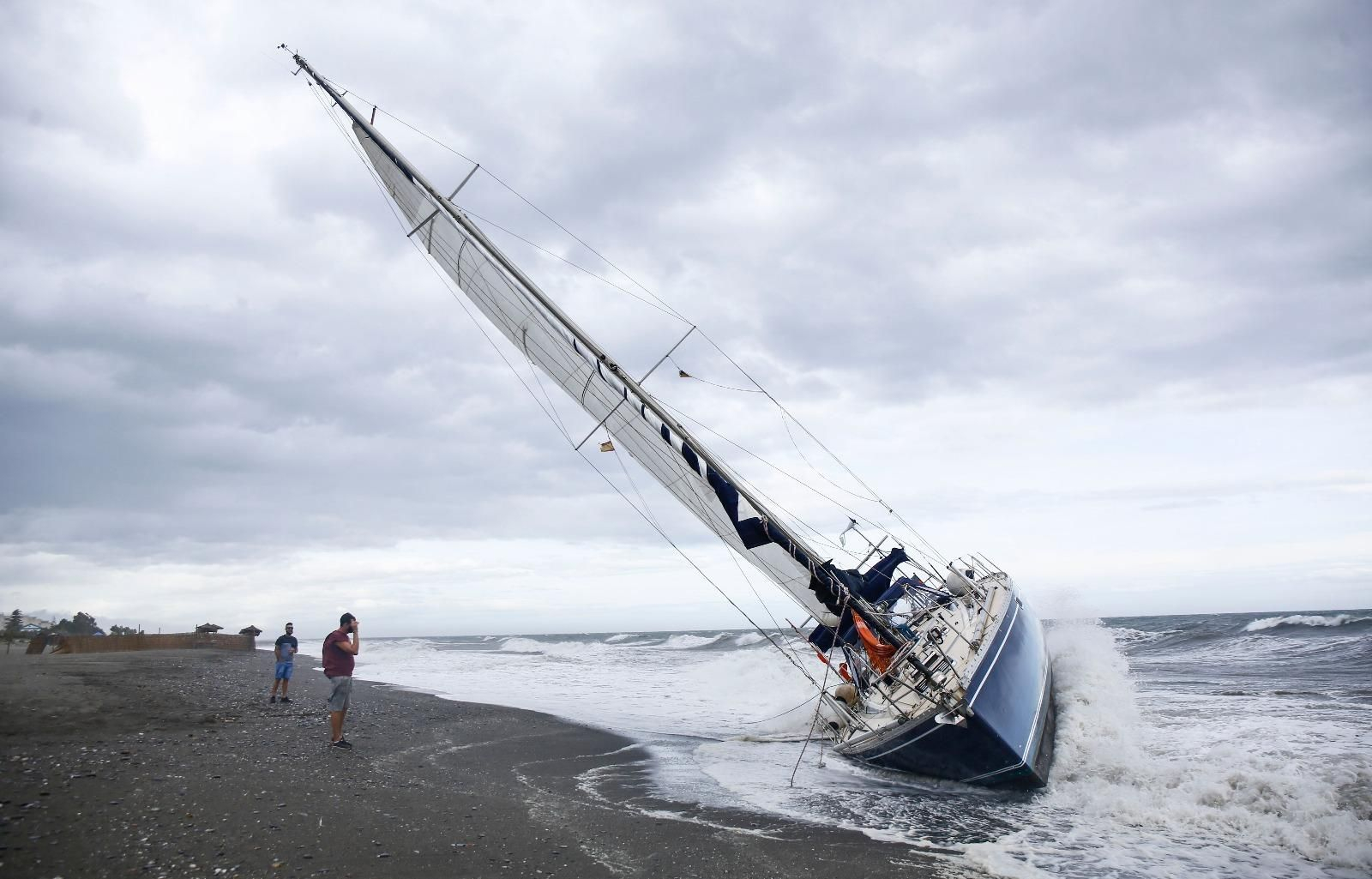Fotos del velero encallado en la playa de Benajarafe, tras quedar a la deriva por el viento