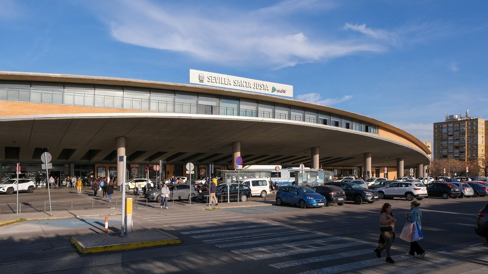 Acceso principal de la estación de trenes.
