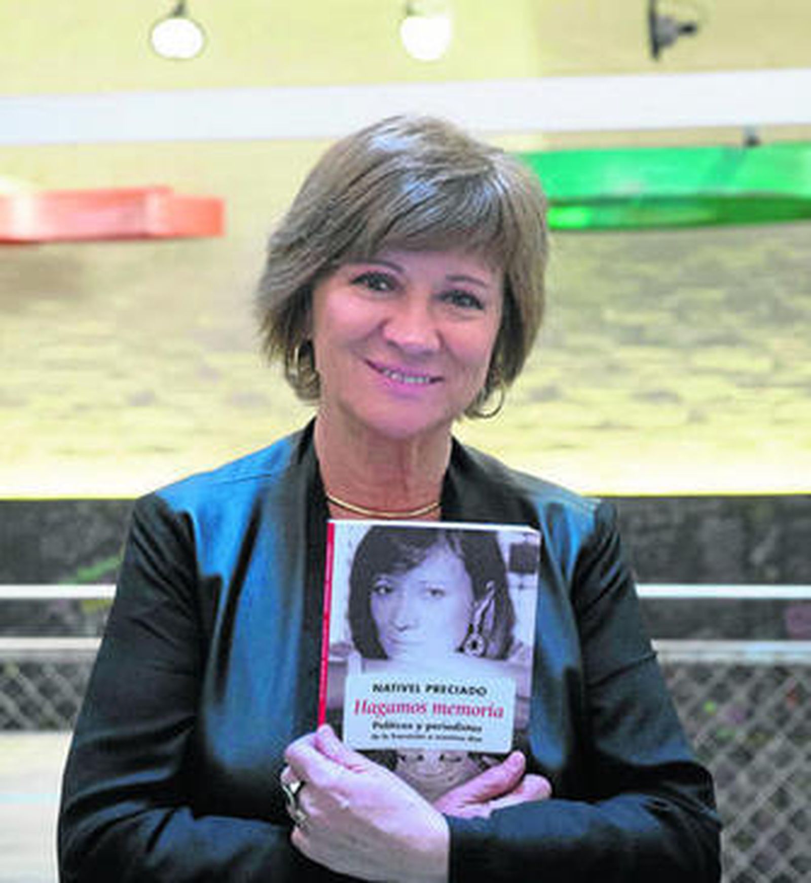 Nativel Preciado con su libro 'Hagamos memoria: políticos y periodistas de la Transición a nuestros días'.
