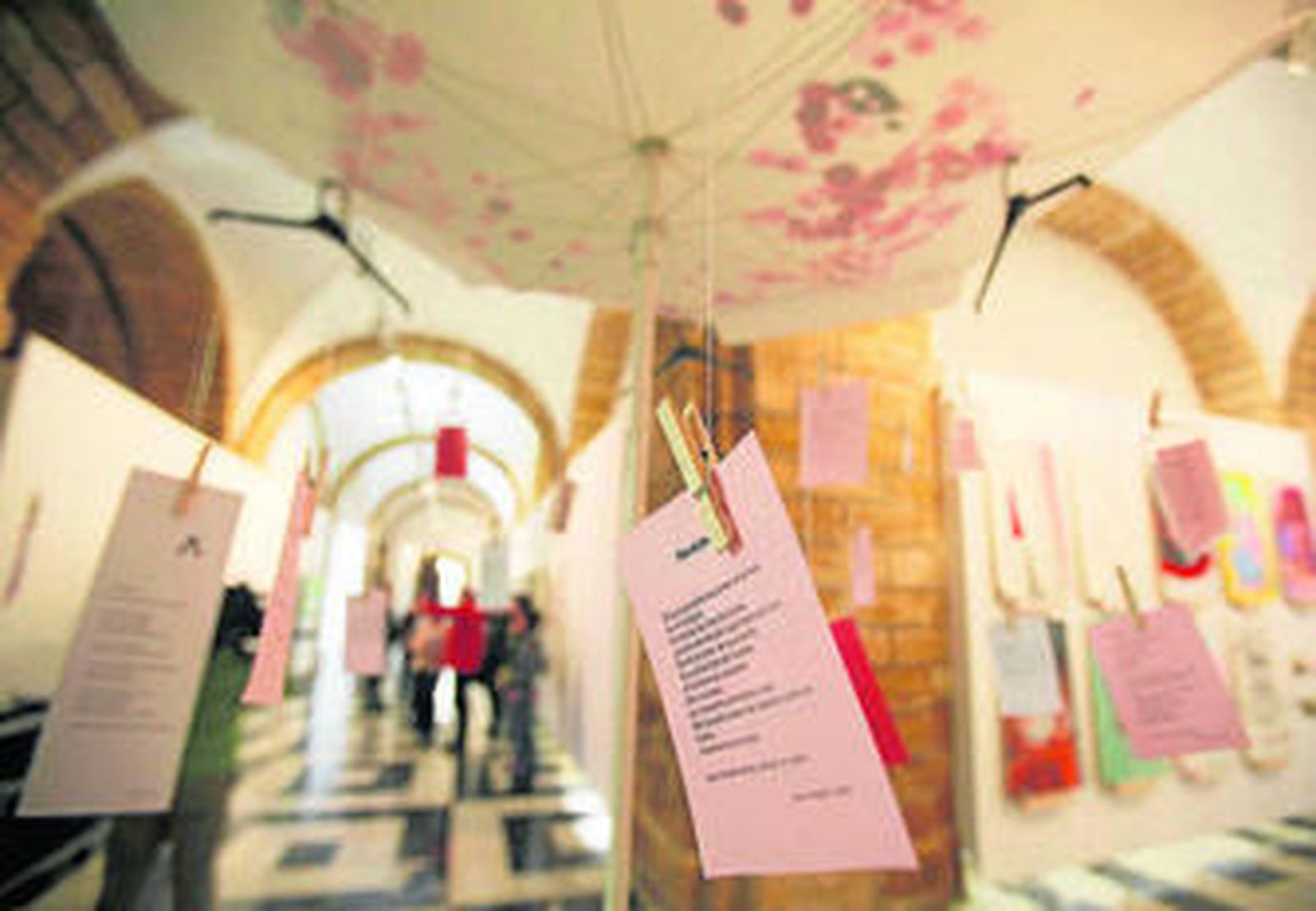 Las obras de Frontera Sur, en el claustro de la Diputación de Cádiz.