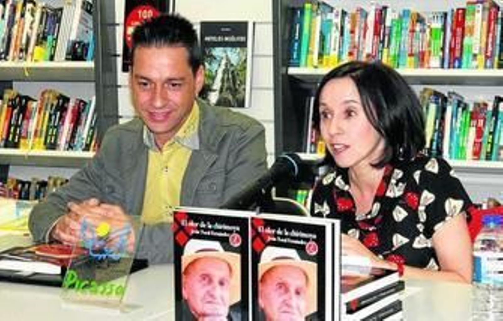 Jesús Toral acompañado de María Jesús Recio en la Librería Picasso. Jesús Toral acompañado de María Jesús Recio en la Librería Picasso.