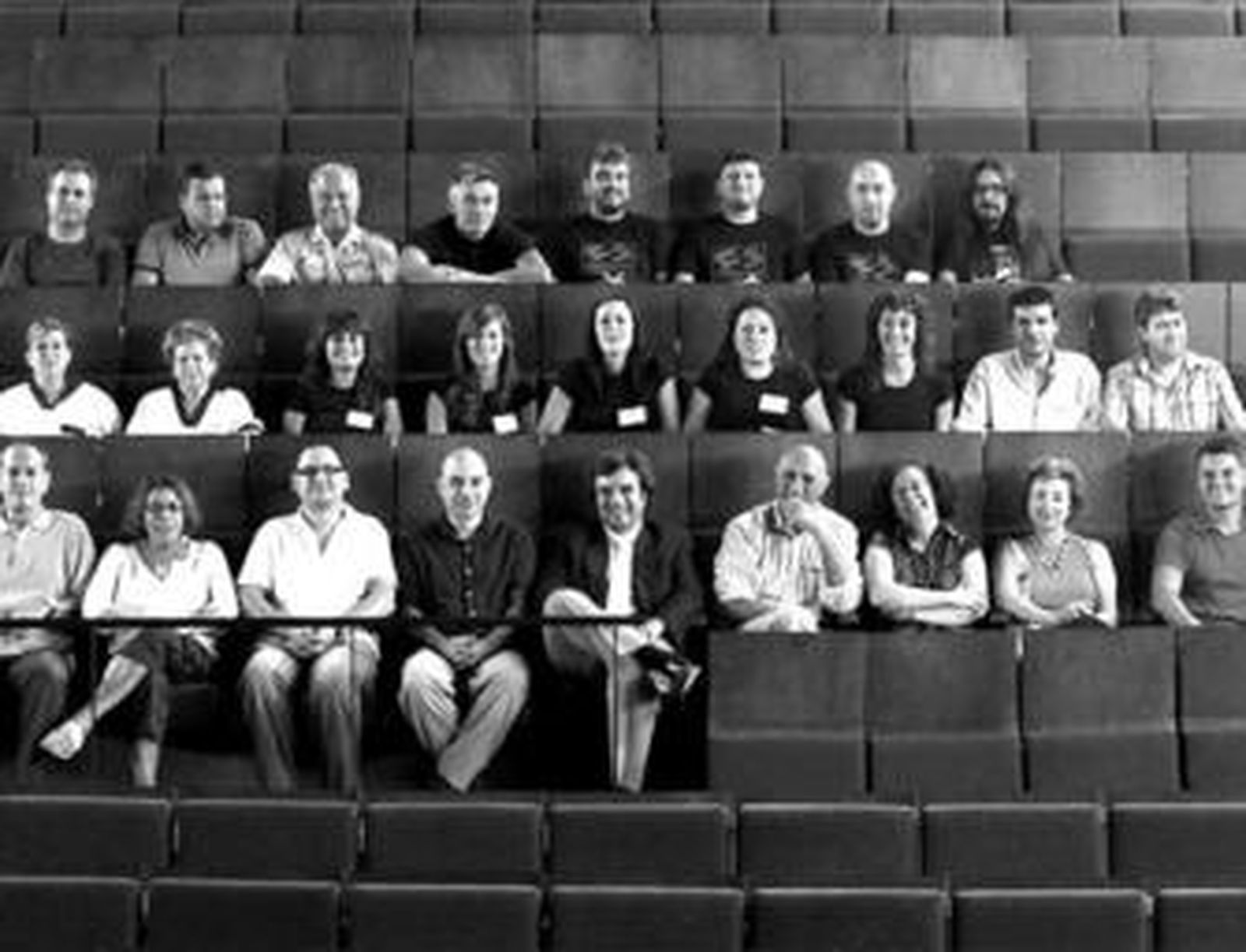 Todo el personal técnico del teatro Muñoz Seca, junto al concejal de Cultura en el patio de butacas.