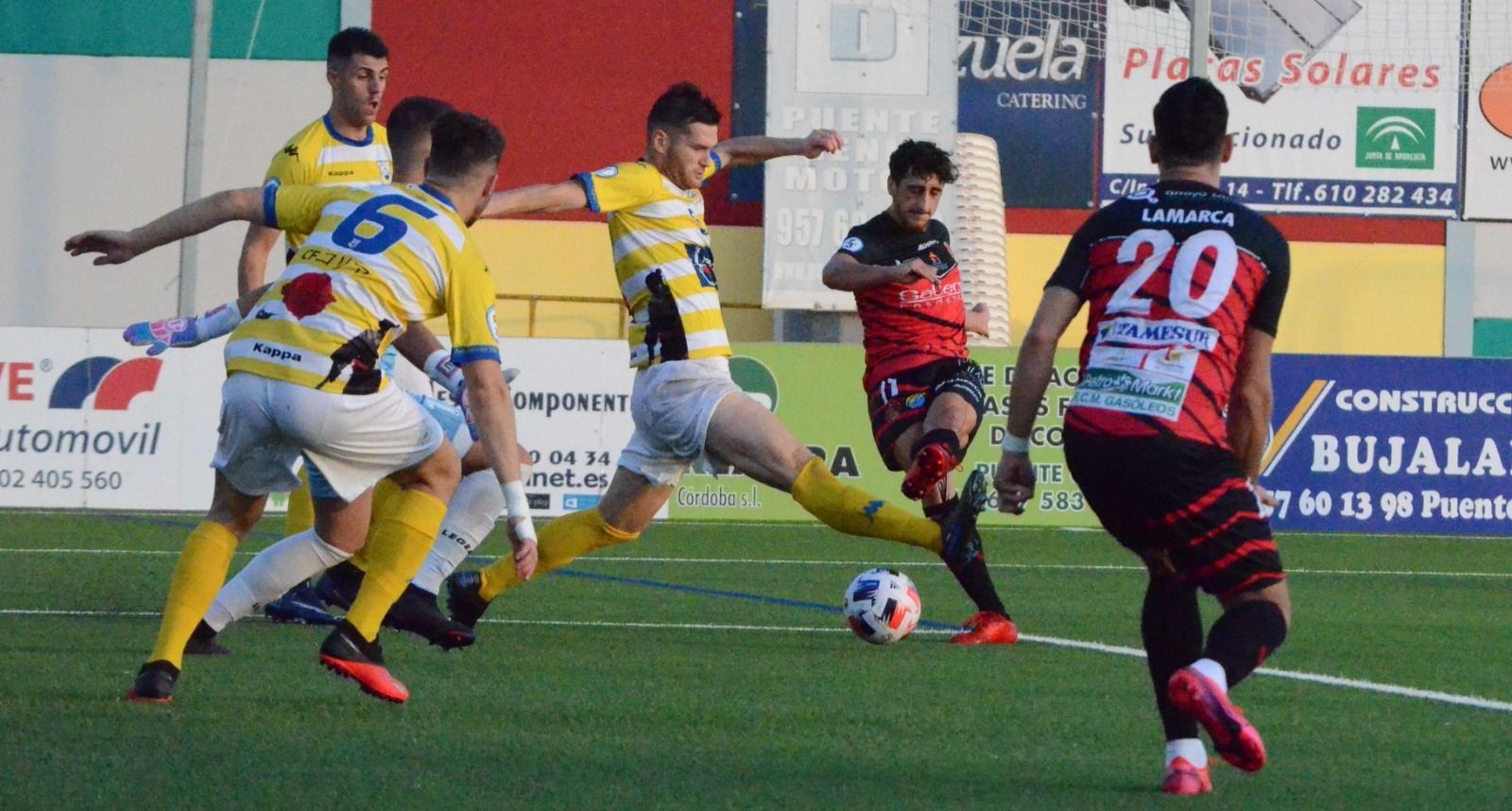 Salva Vegas dispara ante la oposición de varios jugadores corianos.