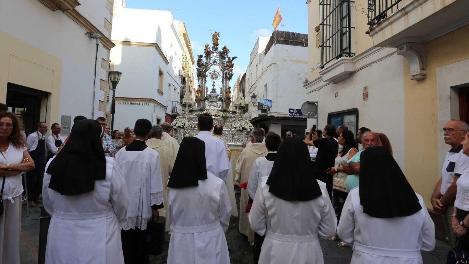 Sacerdotes y hermanas de Las Siervas de los Pobres, durante la procesión.
