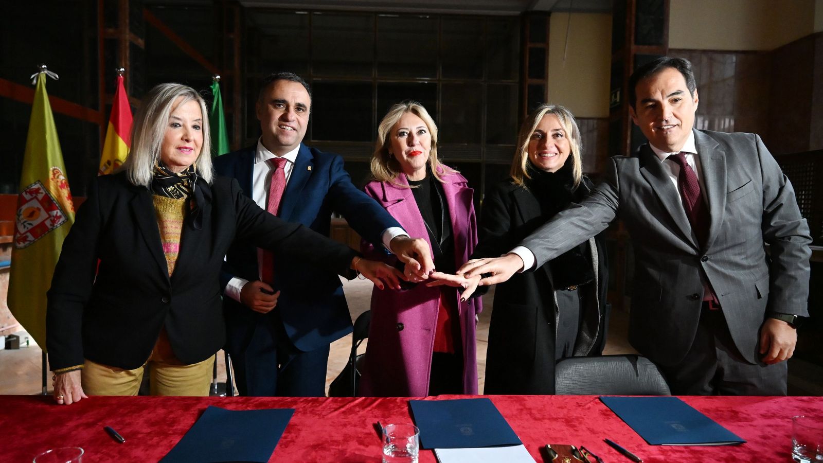 Fotografía de familia con las autoridades que estuvieron presentes en la firma del convenio.
