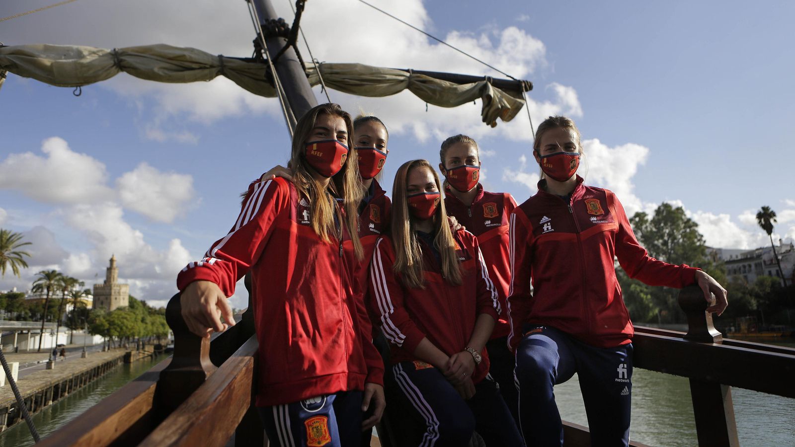 La jugadoras de la selección posan en la reproducción de la Nao Victoria en el Guadalquivir.