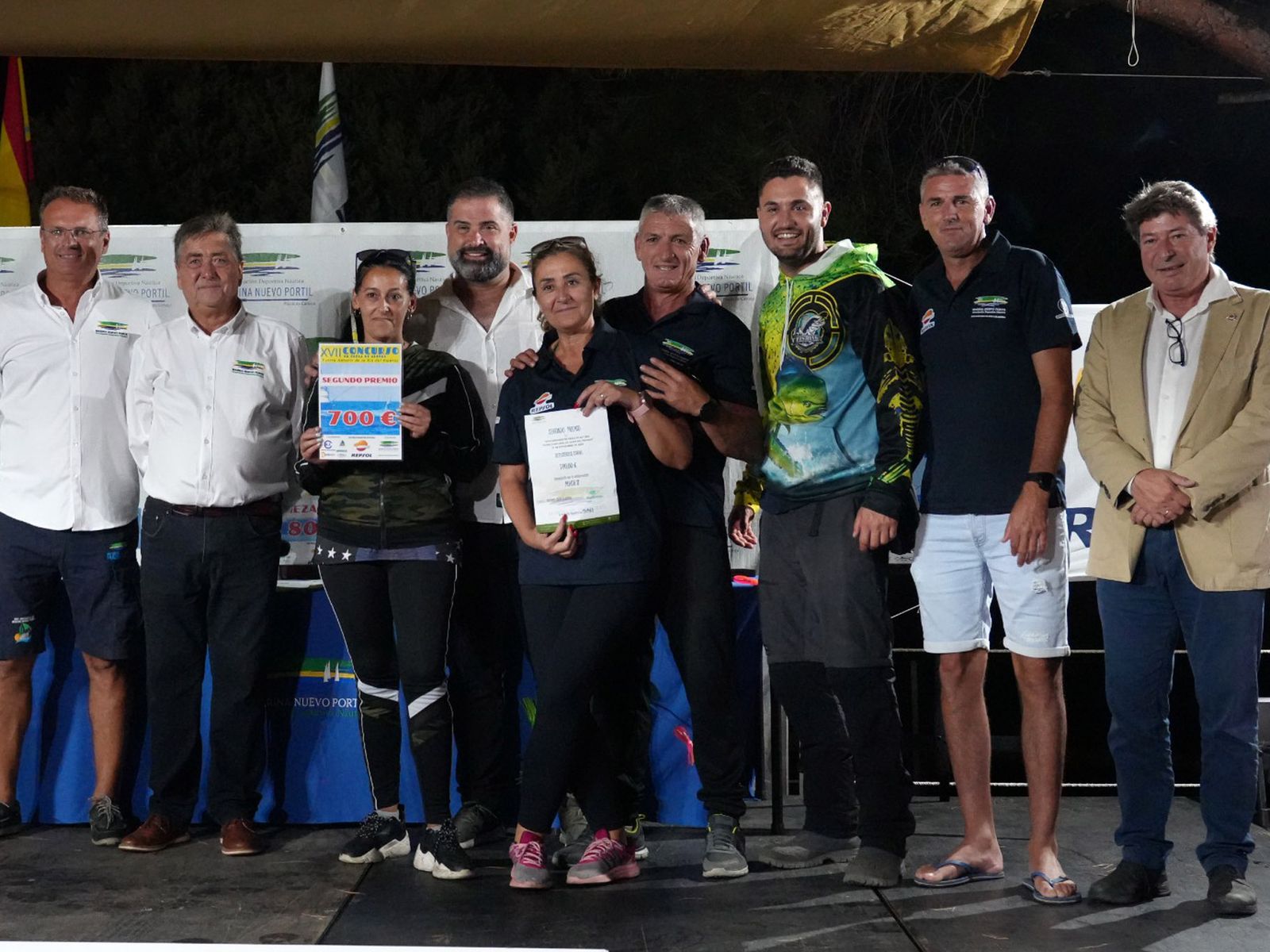 Los tripulantes del Mach II recogen el segundo premio