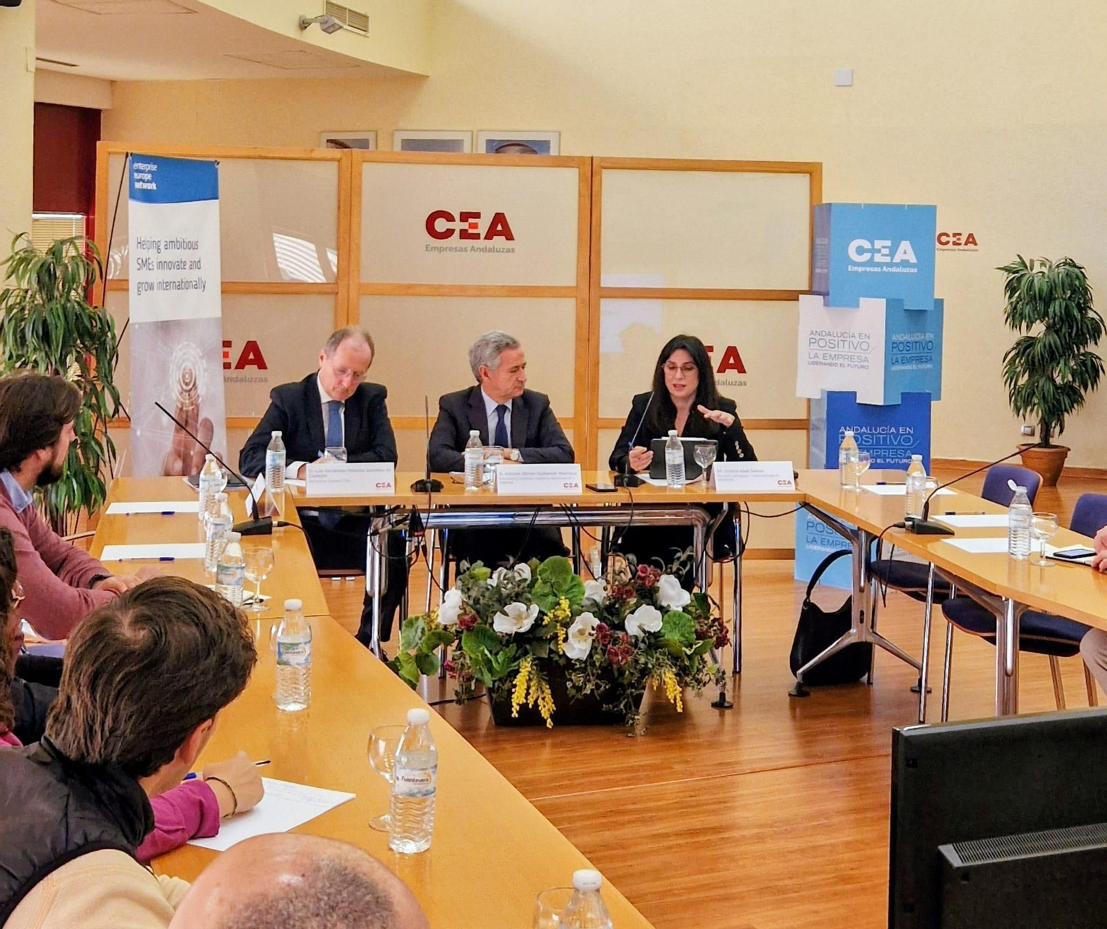 Luis Fernández-Palacios, secretario general en Confederación de Empresarios de Andalucía; Antonio Gómez-Guillamón, presidente de Andalucía Aerospace; y Cristina Abad, directora de Estrategia y Sostenibilidad en Navantia.