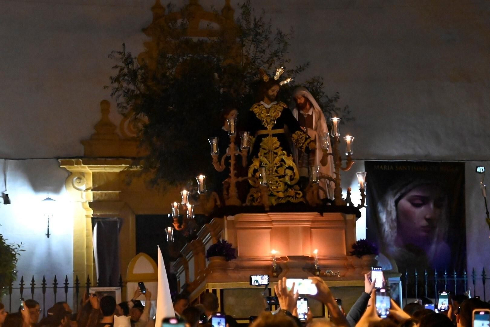 El Señor de la Salud da luz al Jueves de Pasión en Córdoba, en imágenes
