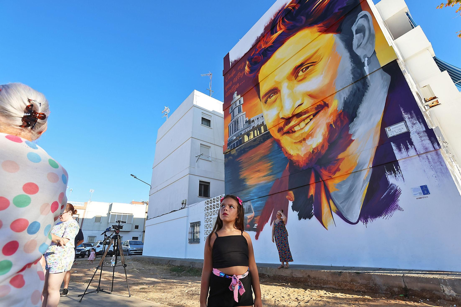 Imágenes de la inauguración del mural homenaje a Manuel Carrasco en Isla Cristina
