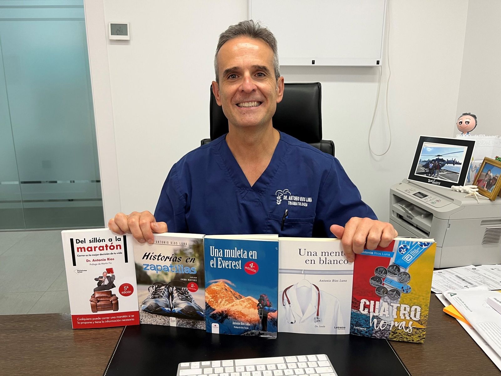 El doctor Antonio Ríos Luna posa con sus libros publicados.