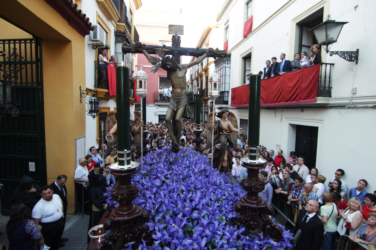 Sobre un monte de lirios, la hierática imagen del Cristo de la Vera Cruz luce sobrecogedora no más salir de su capilla.
