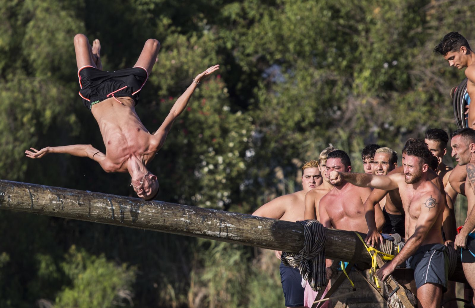 La cucaña de la Velá de Triana, en imágenes