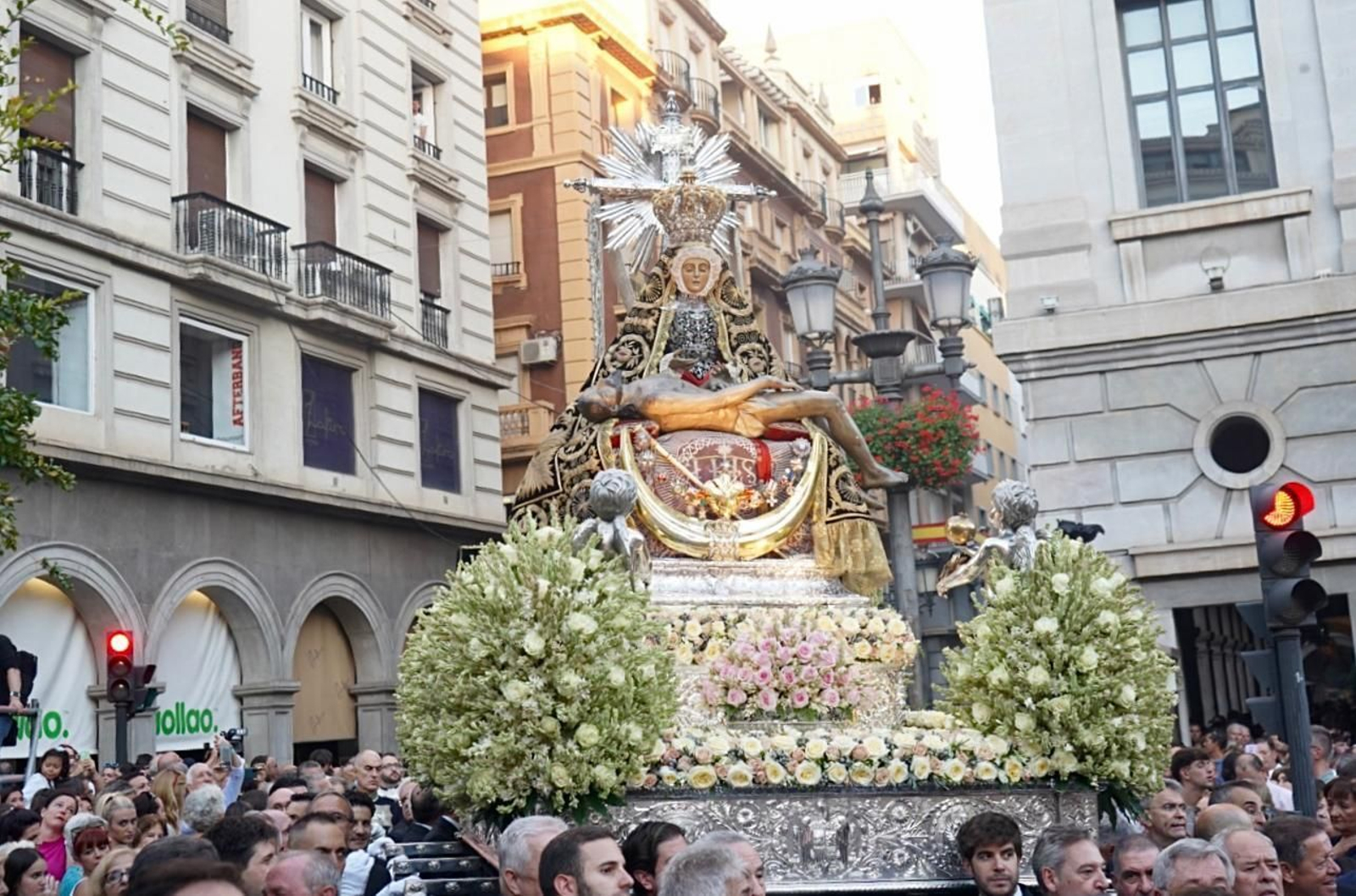 Fotos: así ha sido la procesión de la Virgen de las Angustias de Granada