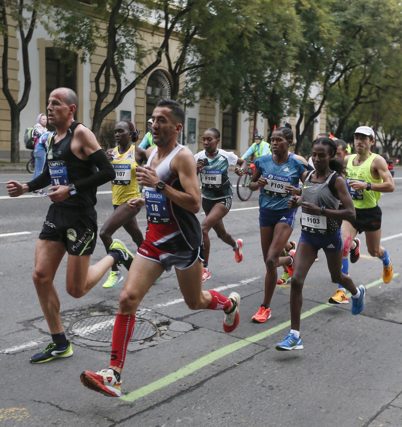 Las imágenes del Zurich Maratón de Sevilla.
