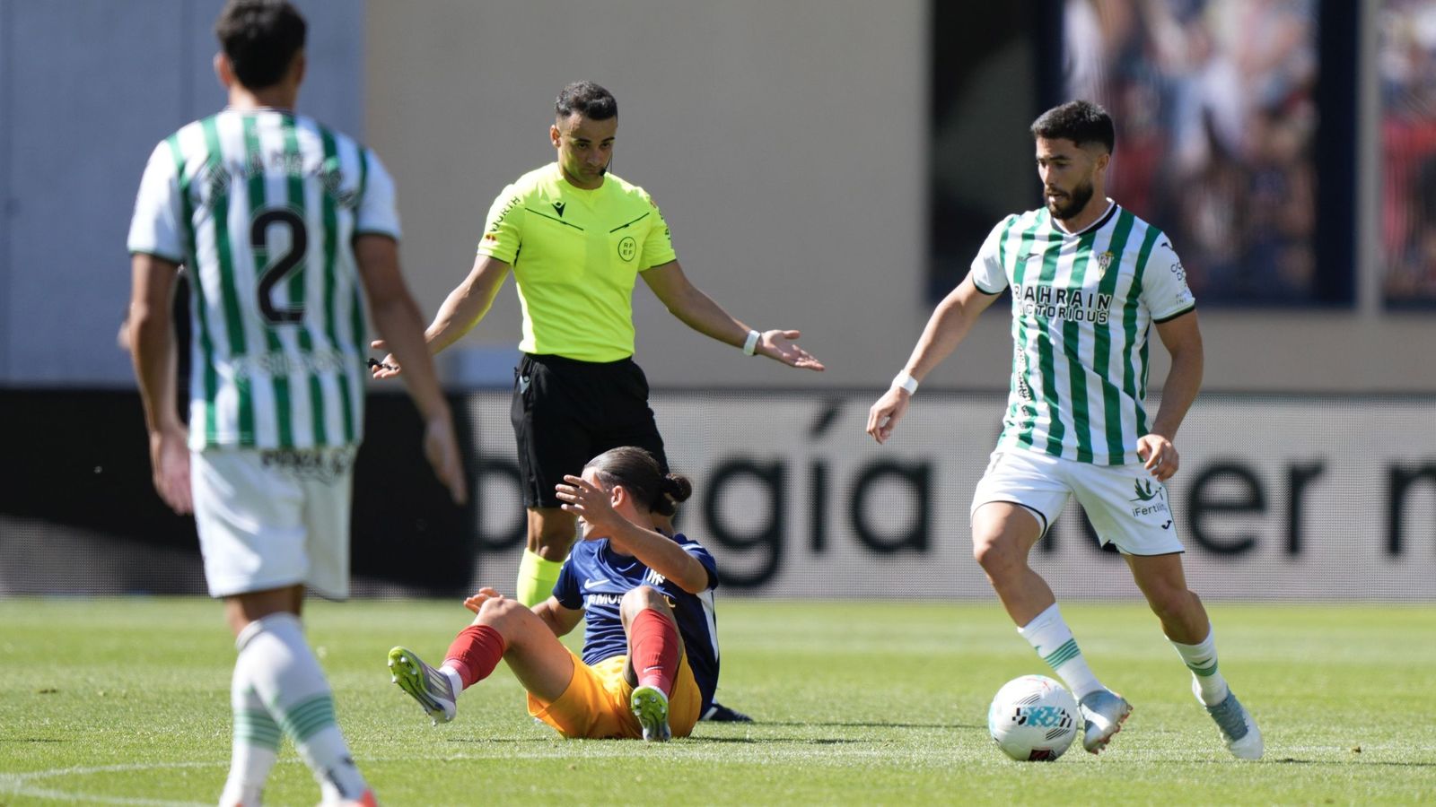 Jacobo gana el balón en un lance del Andorra-Córdoba CF de la primera vuelta.