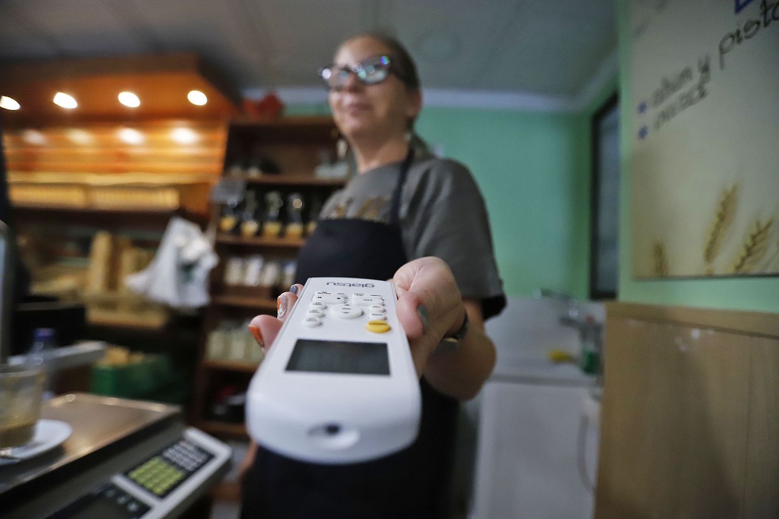 El mando del aire, un elemento clave a partir de esta medianoche, en una panadería de Huelva.