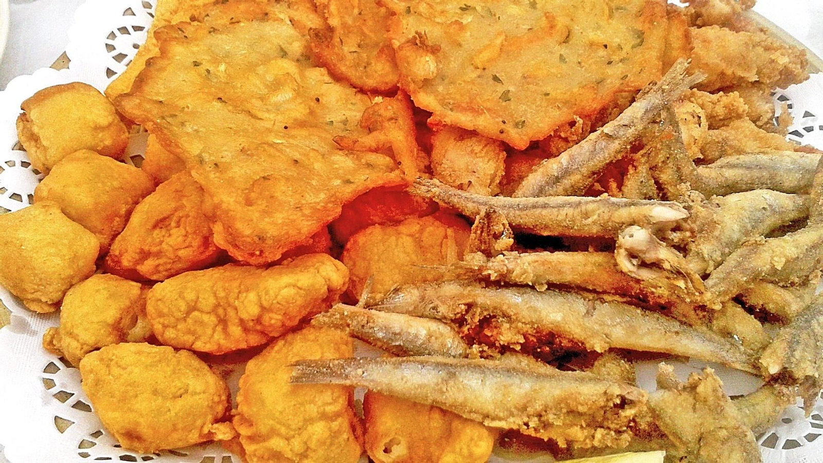 Los reyes del pescaíto frito en Huelva