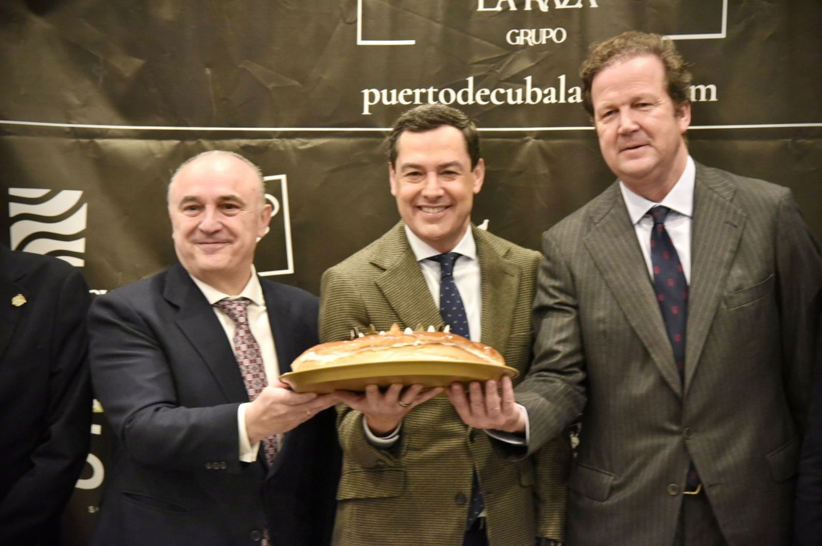 Los Reyes Magos de la Calgata de Sevilla 2026: Juan Ignacio Zafra (Gaspar); Juanma Moreno (Baltasar) e Iván Bohórquez (Melchor).