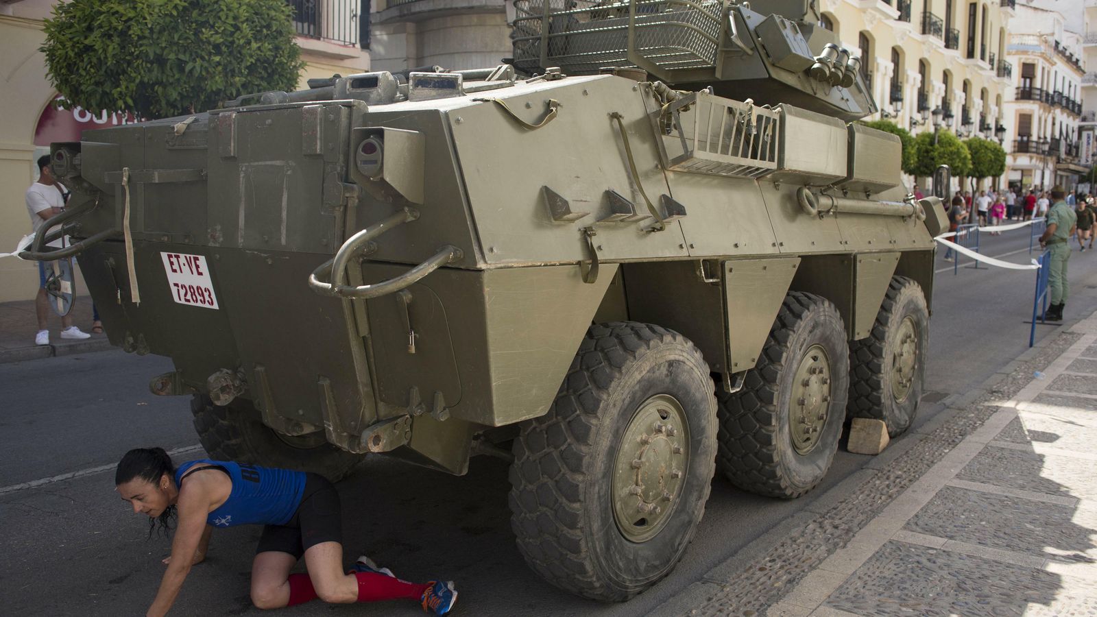 Un blindado militar se convertía en uno de los obstáculos  a superar por los corredores que se apuntaron a la prueba de 13 kilómetros.