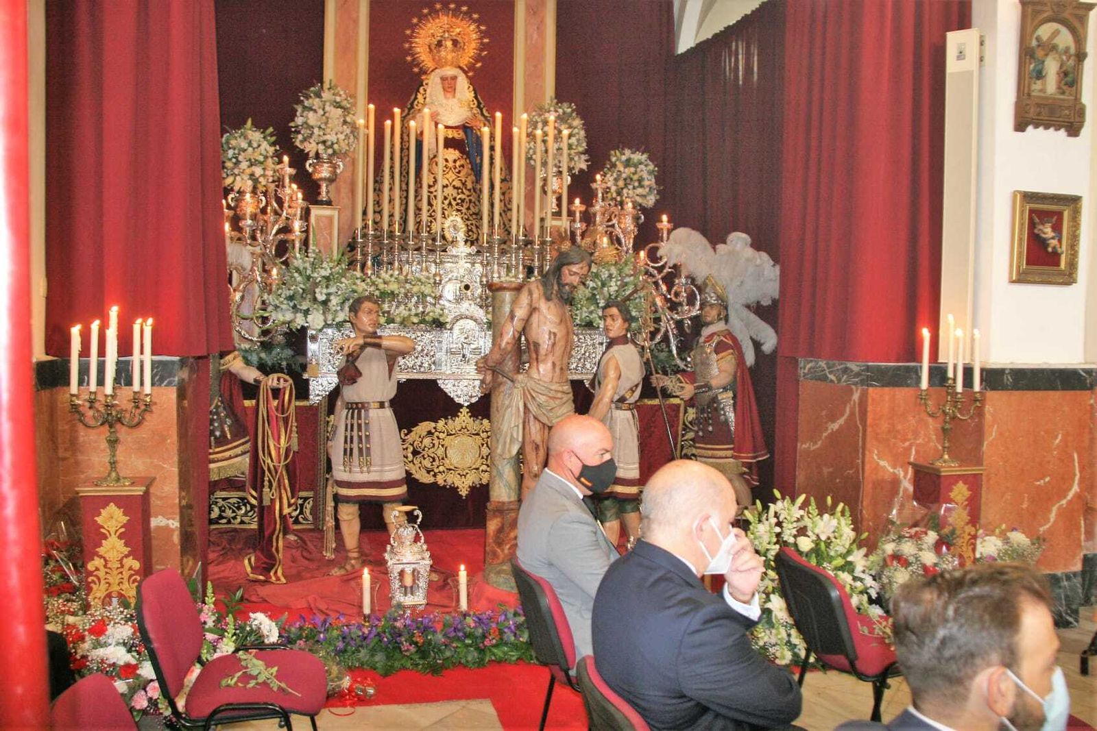 Los titulares de la hermandad de La Flagelación, en una de las capillas laterales del templo, exornado de manera extraordinaria.