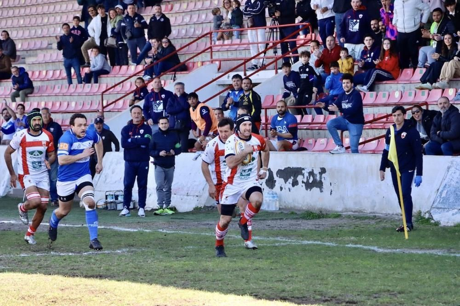 Un jugador del conjunto cruzado se marcha en carrera del rival con el balón en su posesión.