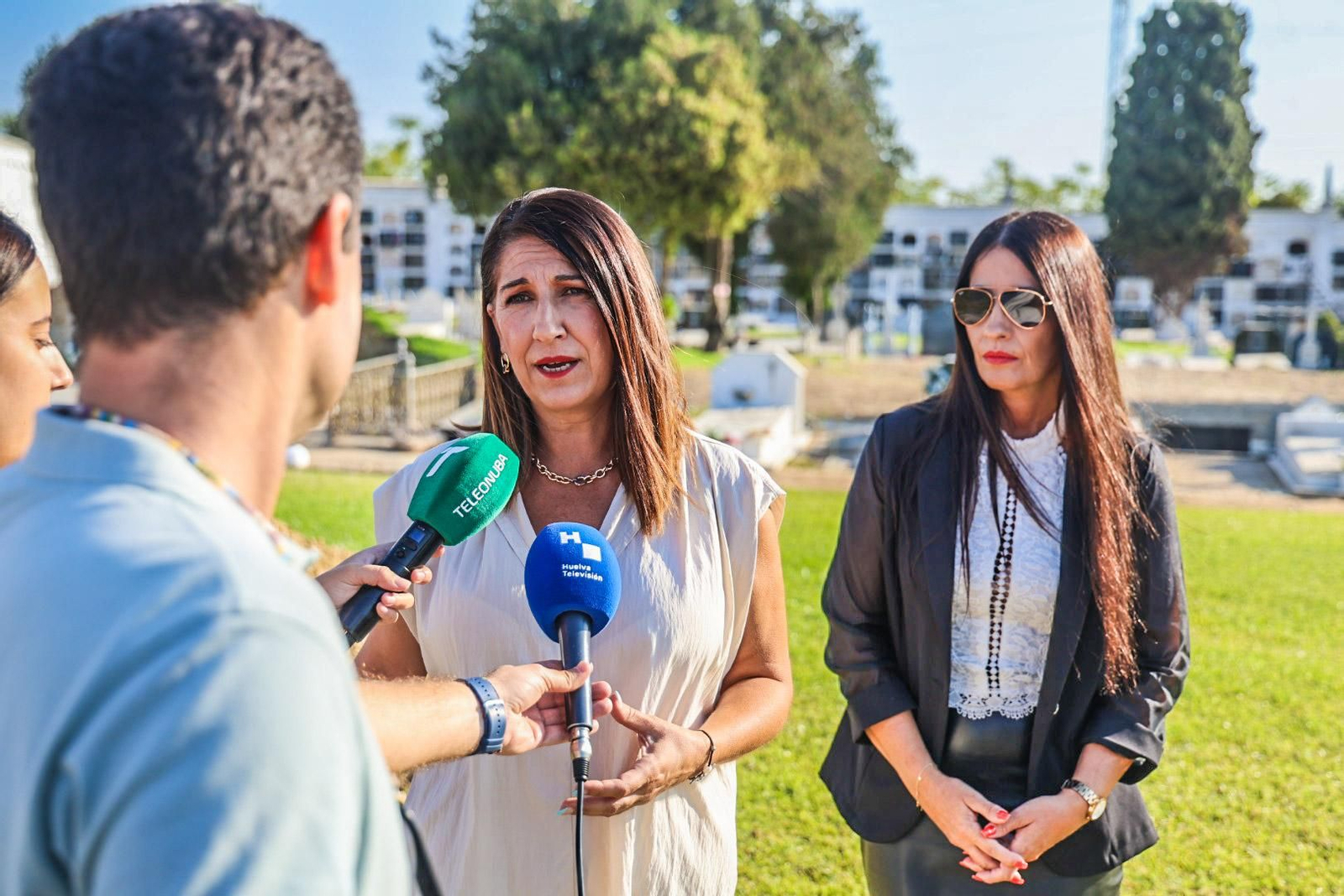 Imágenes de la exhumación de fosas comunes en el cementerio de Huelva para buscar posibles bebés robados