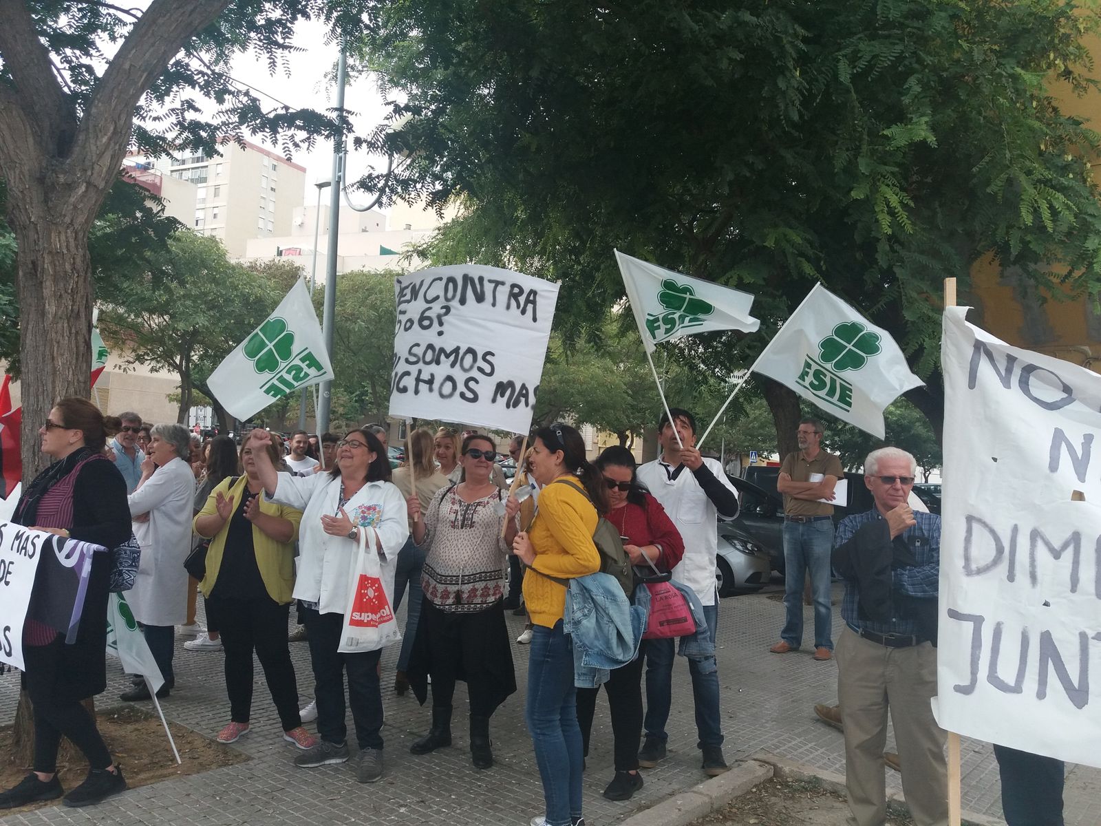 Los trabajadores de Afanas se concentraron frente a Educación.