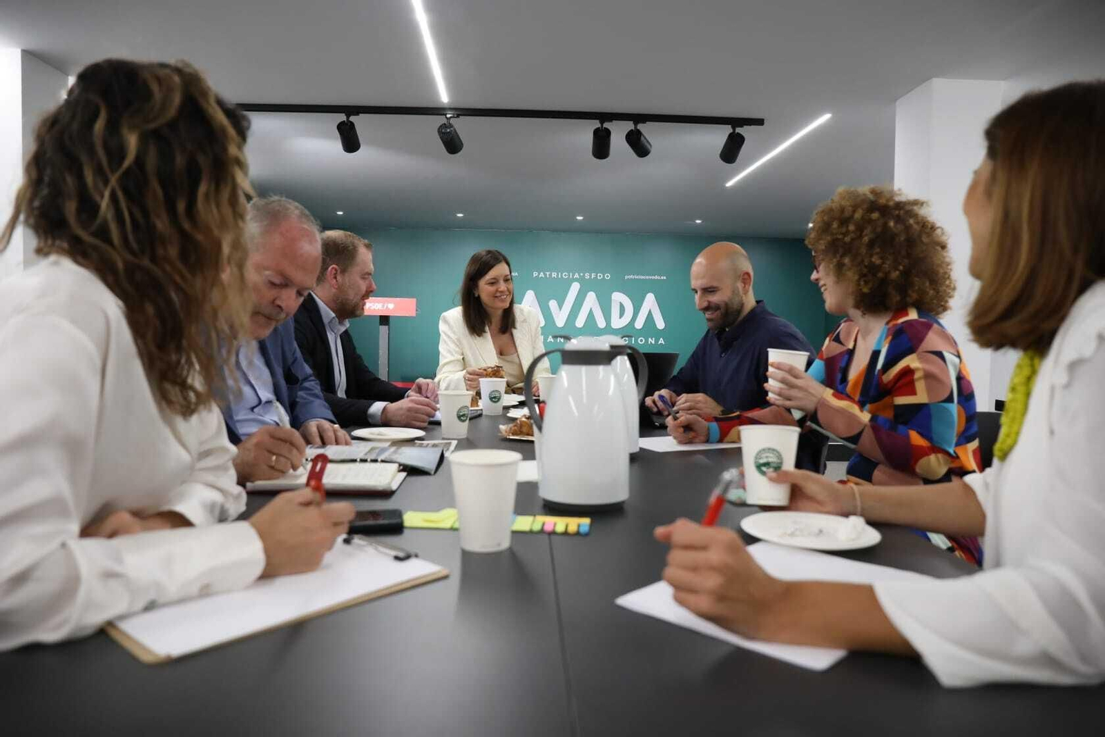 Desayuno de trabajo al comenzar el día de campaña en el PSOE de San Fernando.