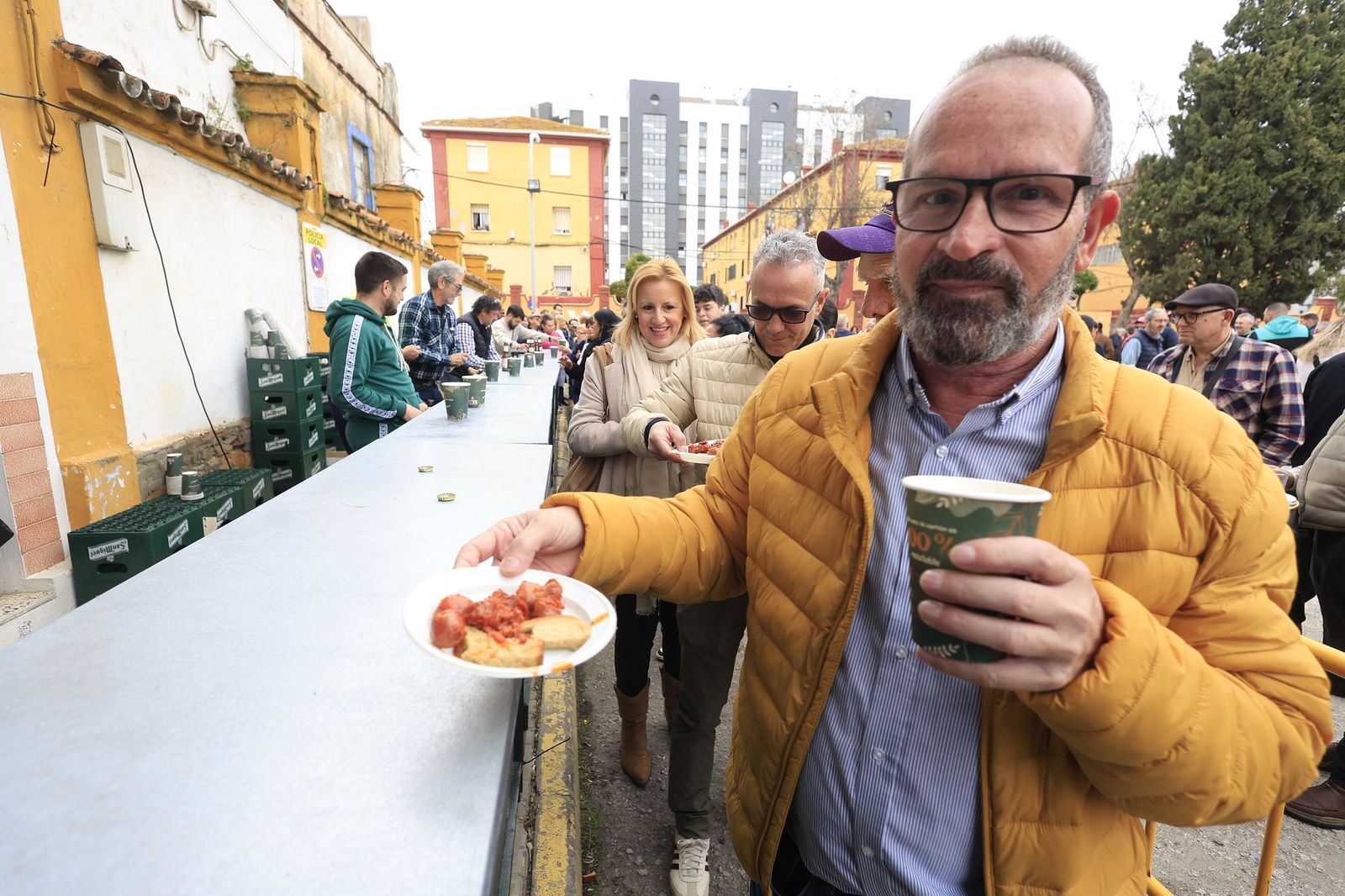 Un hombre con un plato de chorizos, este sábado.