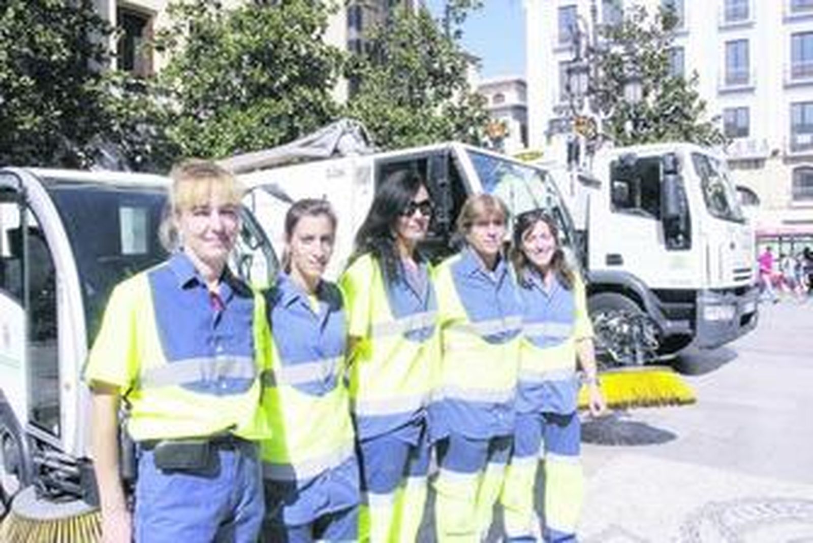 1. Carmen López, Rosalía Fernández, Noelia Gómez, Mar González y Mercedes Hernández son las primeras mujeres conductoras de la empresa. 2. El concejal de Mantenimiento, Vicente Aguilera, charla con las empleadas. 3. Las mujeres conducirán diferentes modelos de vehículos. Fotos: María de la Cruz