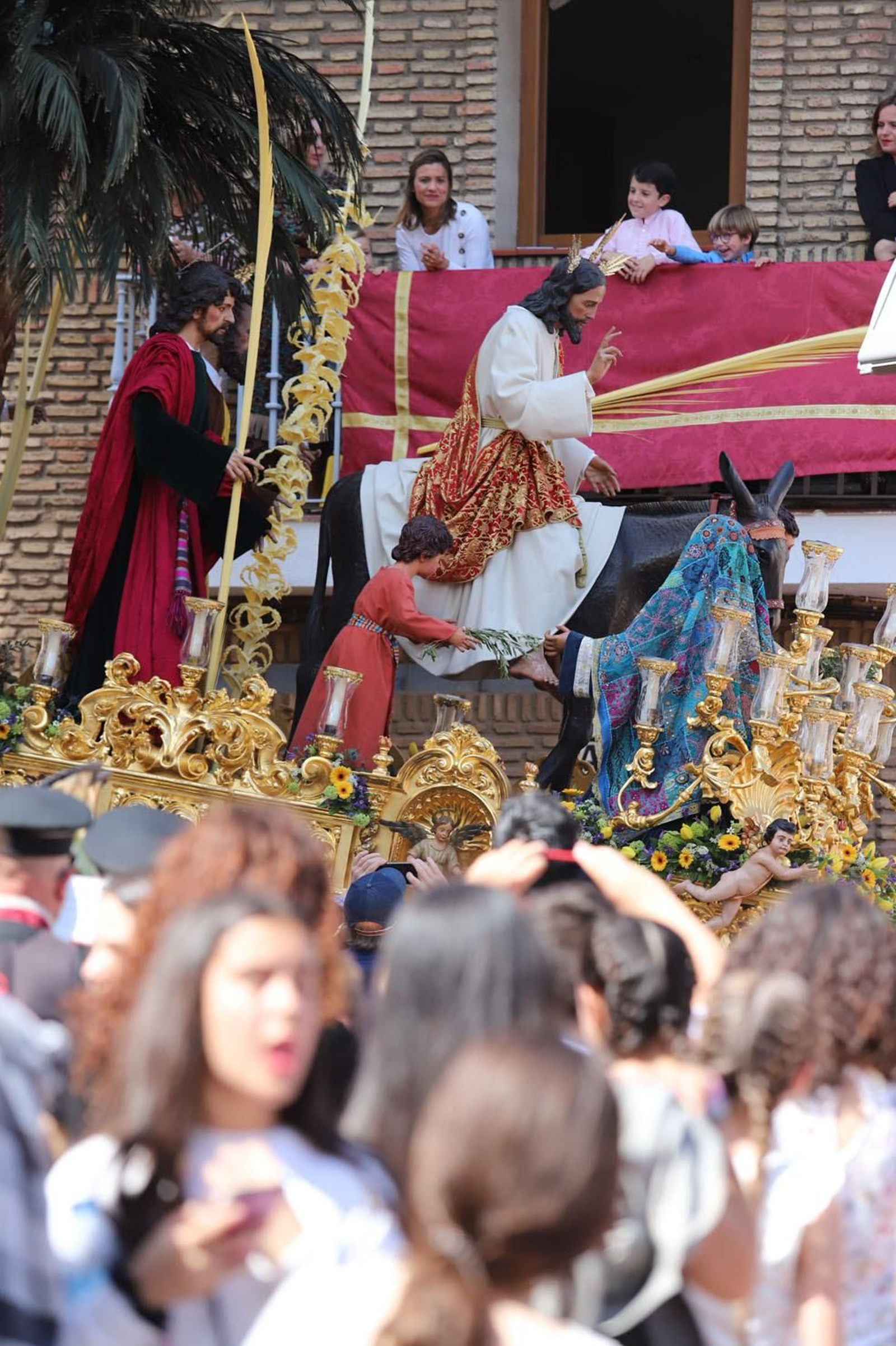Imágenes del recorrido de la Borriquita  por las calles de Huelva