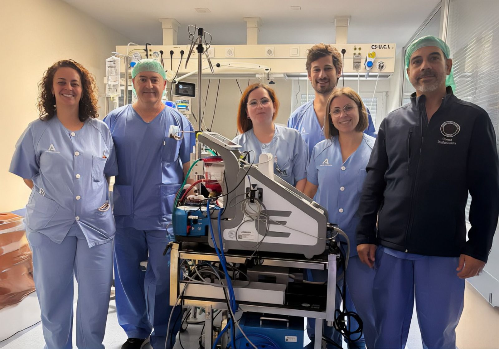 Profesionales de los Servicios de UCI y Cirugía Cardiovascular que han participado en este hito asistencial.