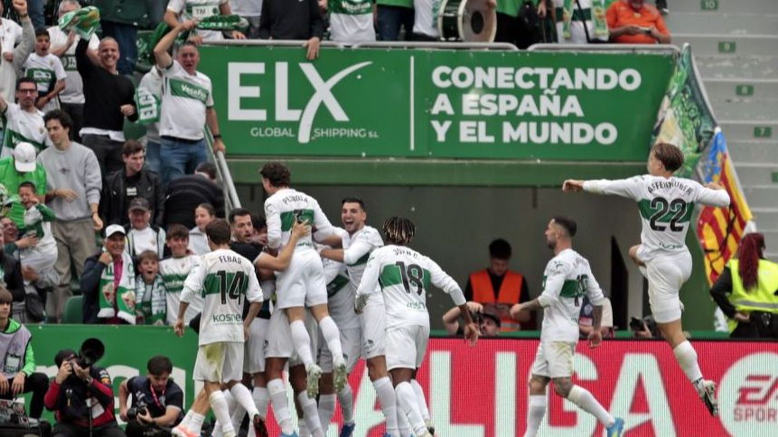El Elche vence al Valencia y mete al Sevilla en descenso