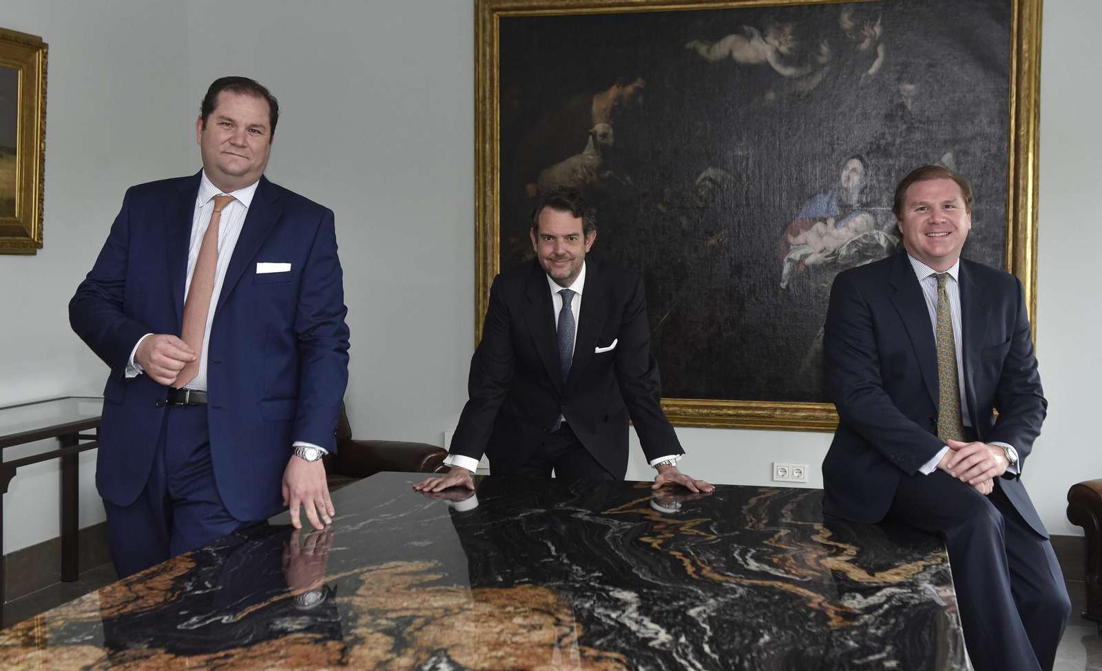 El consejero delegado Antonio Somé, en el centro, flanqueado a izquierda y derecha por Juan y Javier Moya Yoldi, vicepresidentes ejecutivos de Perán.
