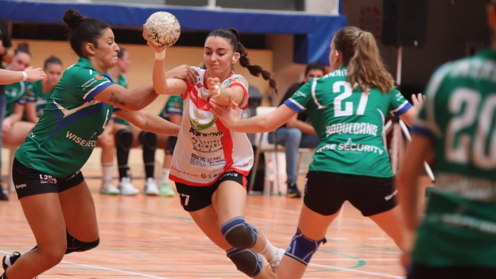 Lucía Montellano busca internarse entre dos rivales.